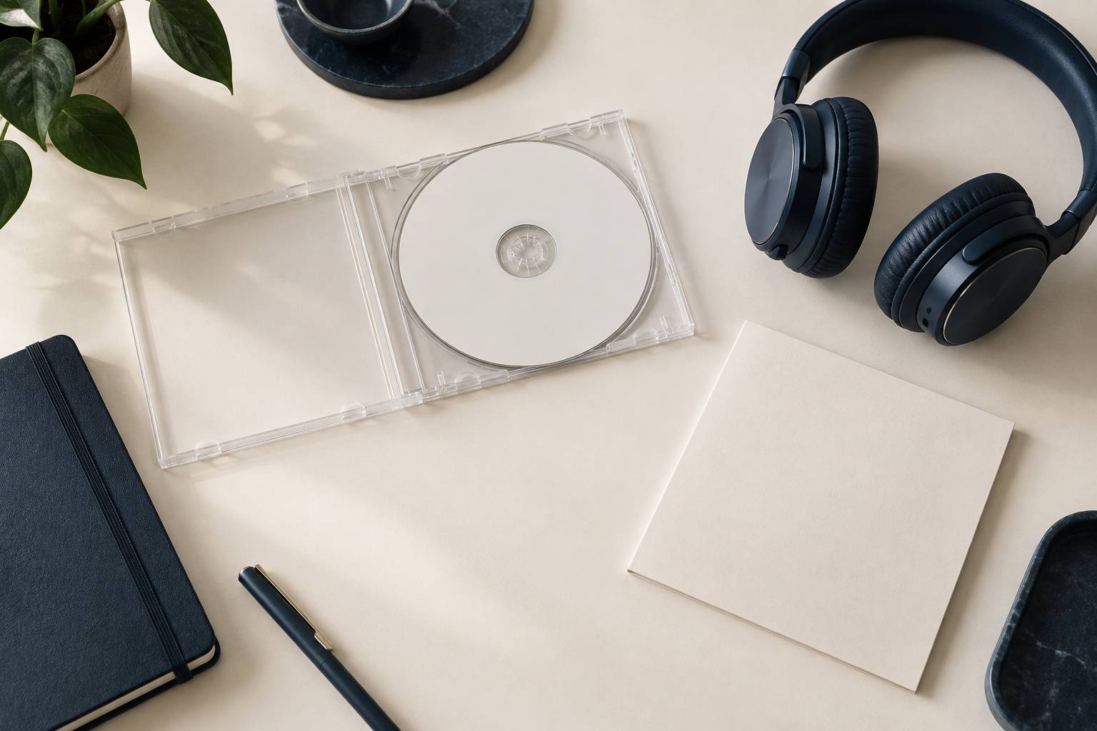 Vue en plongee d'un disque compact, de son boitier et d'un casque sur une table